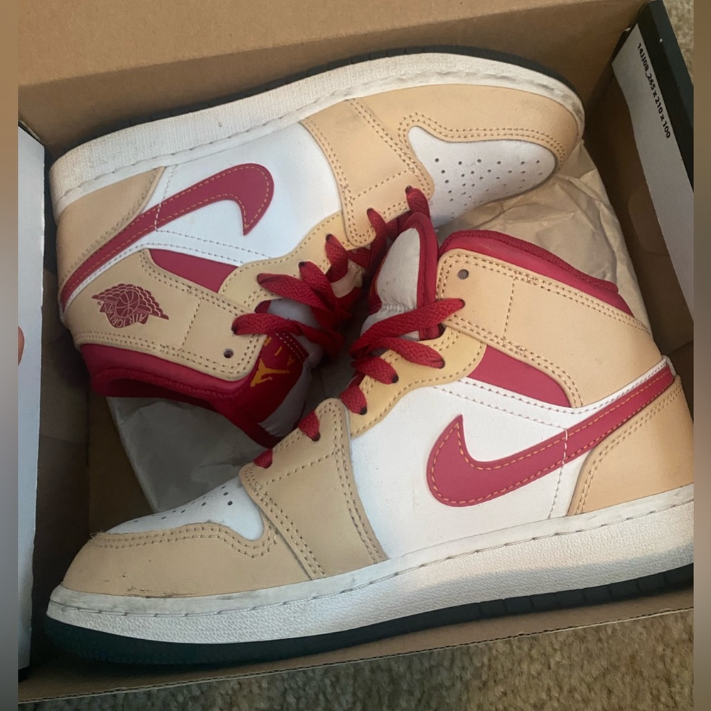 Air Jordan 1 mid light curry white